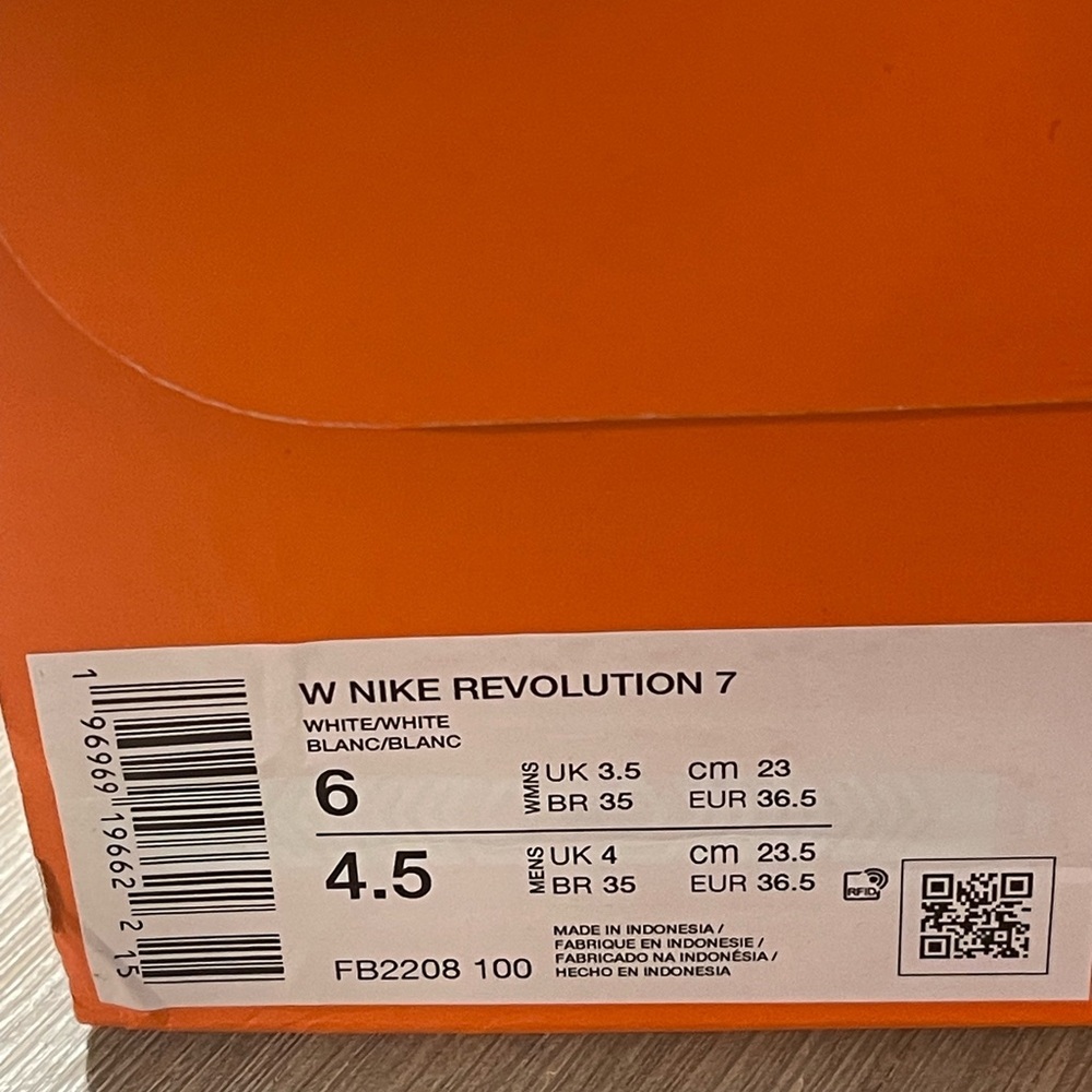 NIKE REVOLUTION 7⭐️NEW IN BOX⭐️SIZE 6 Women/4.5 Man - Picture 12 of 12